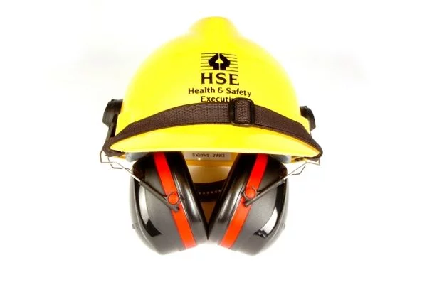 protetor auricular no capacete